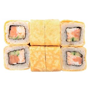 Большой ролл Томаго с копченым лососем и крабом